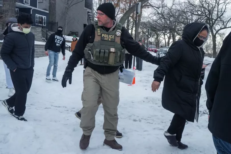 Agentes federales detienen a una familia en Minneapolis (Foto de archivo).