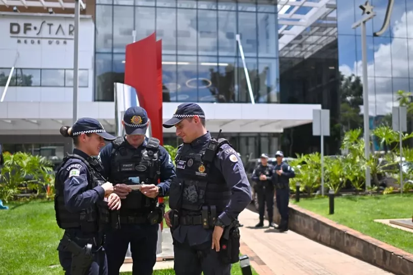 Agentes de la policía hacen guardia en el exterior del hospital donde estaba ingresado Bolsonaro.