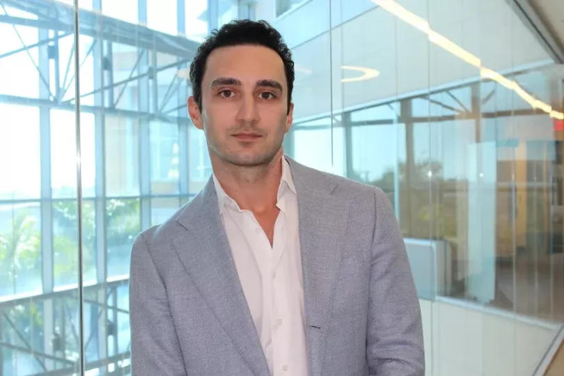 Joel Carnevale, coautor del estudio y profesor asistente de administración en el Colegio de Negocios de FIU.