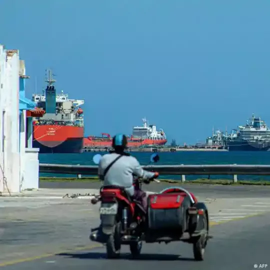 Cuba precisa diariamente unos 100.000 barriles para satisfacer sus necesidades energéticas diarias, de los que unos 40.000 proceden de su producción nacional.