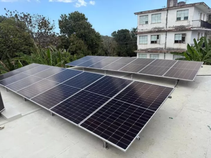 Paneles solares en un techo de casa cubana.