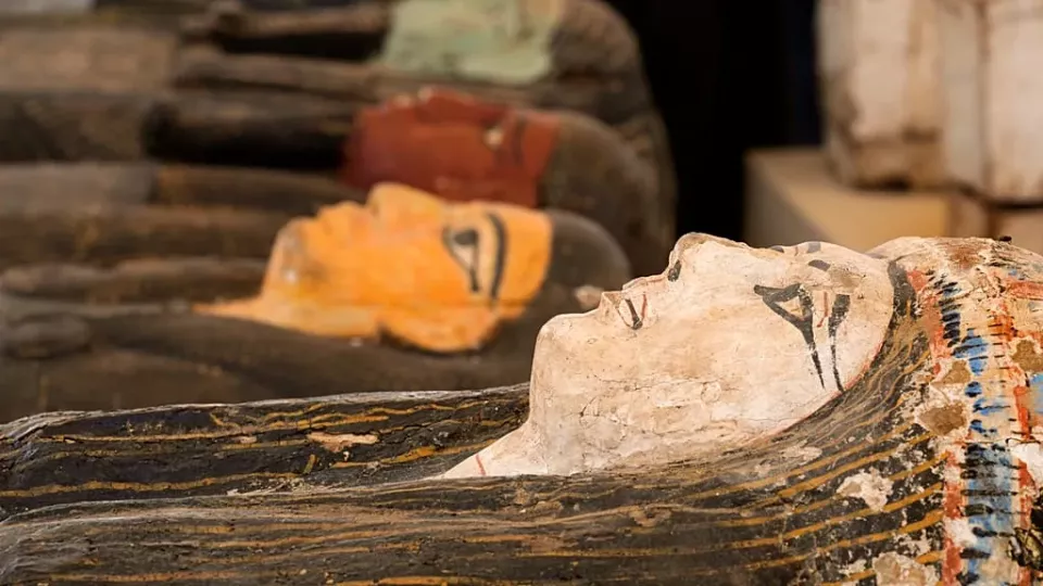 Unos arqueólogos españoles hallan en Egipto una momia con un fragmento de la 'Ilíada' en su interior