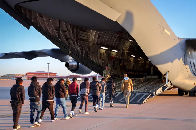 Migrantes abordan un avión militar en el que serán deportados de EE.UU.