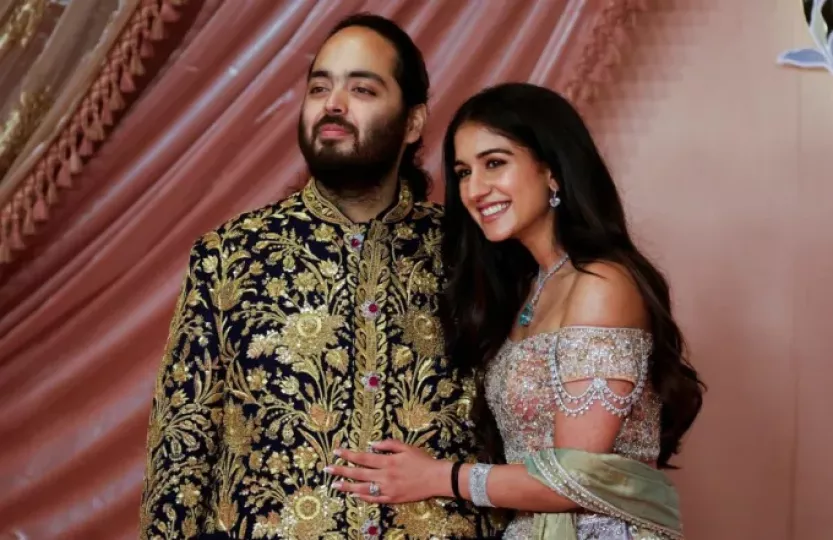 Anant Ambani, hijo del empresario Mukesh Ambani, posa con su por entonces prometida Radhika Merchant en Mumbai, India, en julio de 2024
