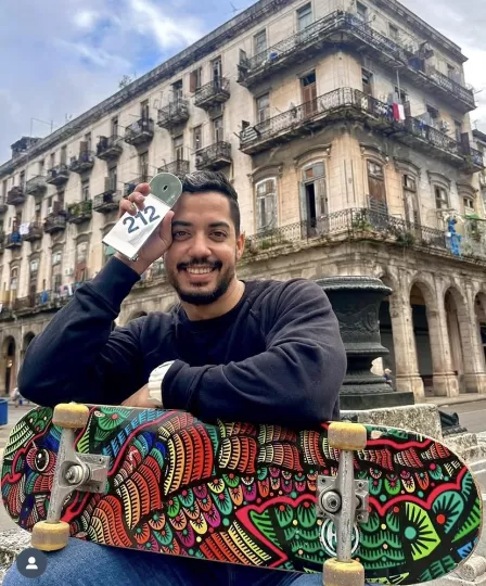 El influencer cubano Danilo Serrano, mayormente conocido en el mundo de la belleza y los cosméticos.