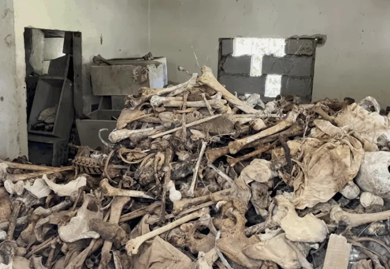 Montañas de escombros y restos humanos abandonados a la intemperie en el Cementerio de Colón, en Cuba.