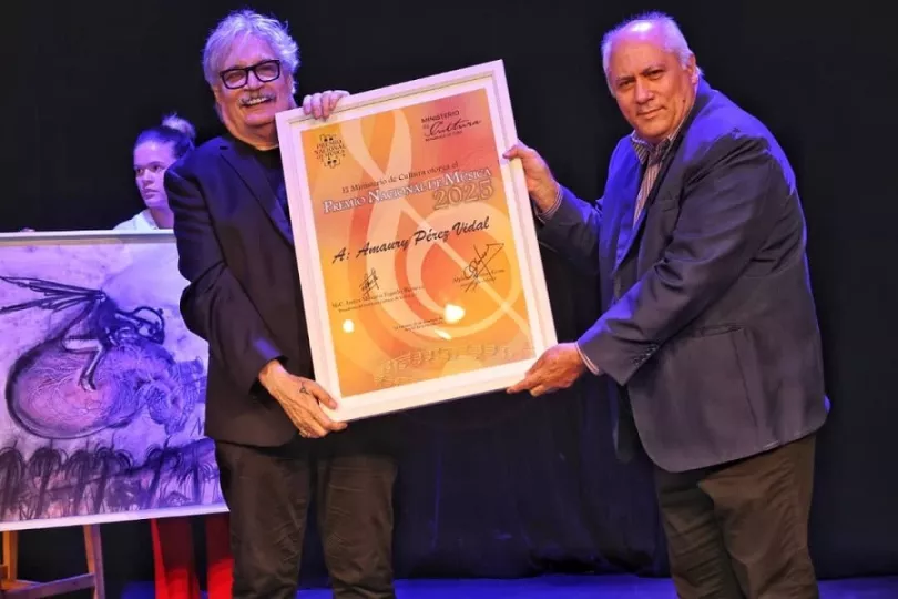 Ceremonia de premiación donde el cantautor Amaury Pérez recibe el Premio Nacional de la Música 2025 en el Museo Nacional de Bellas Artes.