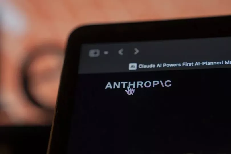 Imagen ilustrativa de un pentágono con elementos de inteligencia artificial