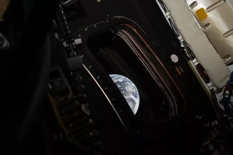 Cápsula espacial Orión durante su misión Artemis en órbita.