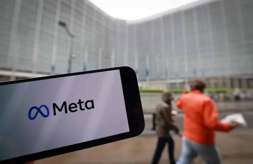 Imagen conceptual de la aplicación WhatsApp, en el contexto de las regulaciones de la Comisión Europea sobre la inteligencia artificial y Meta.