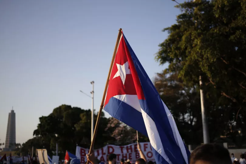Vista de la multitud y banderas durante una celebración del Primero de Mayo en Cuba.