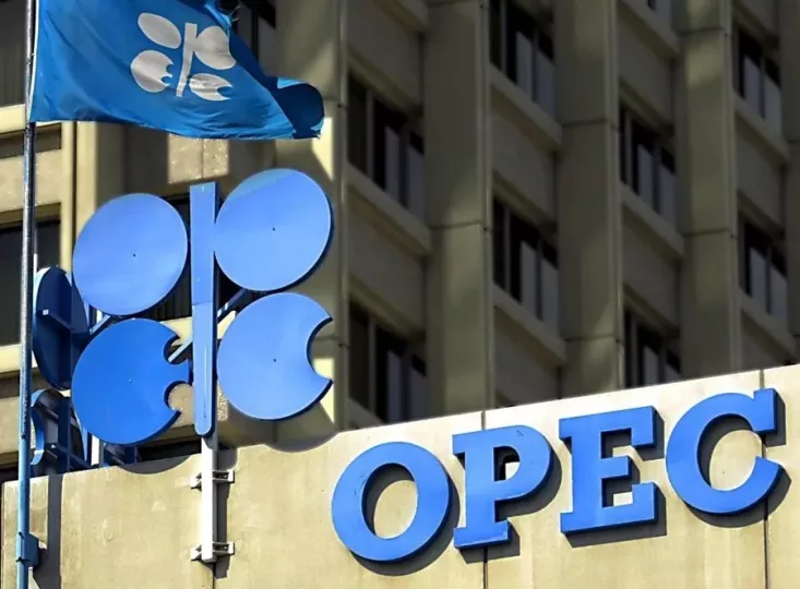 Imagen de barriles de petróleo en un contexto económico.
