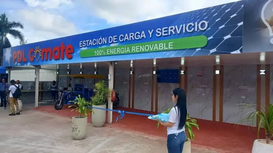 Paneles solares de la nueva estación comunitaria en Cuba, conocida como 'solinera', utilizada para cocinar y recargar equipos eléctricos.