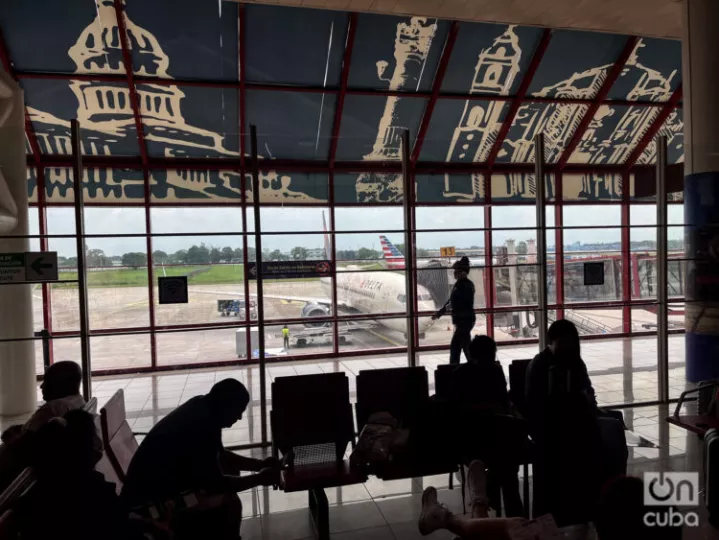 Personas en el aeropuerto José Martí, en una imagen de archivo.
