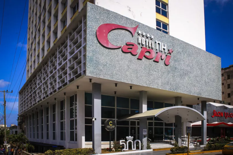 Fachada del Hotel Capri en La Habana con vistas a la ciudad.