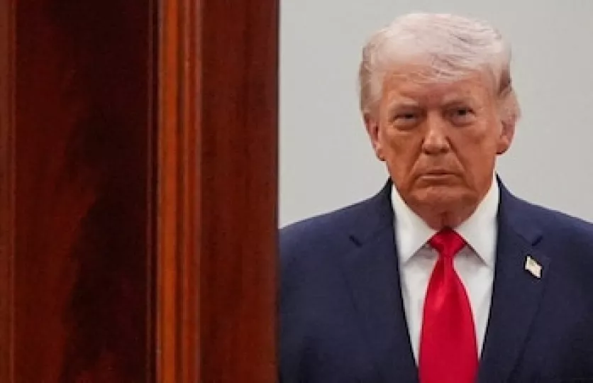 El presidente de Estados Unidos, Donald Trump, junto a asesores en la Casa Blanca.