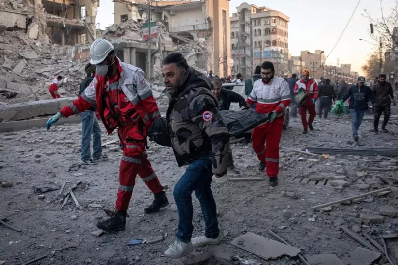 Personal médico e investigadores forenses trabajando en la identificación de víctimas del conflicto armado en Irán.
