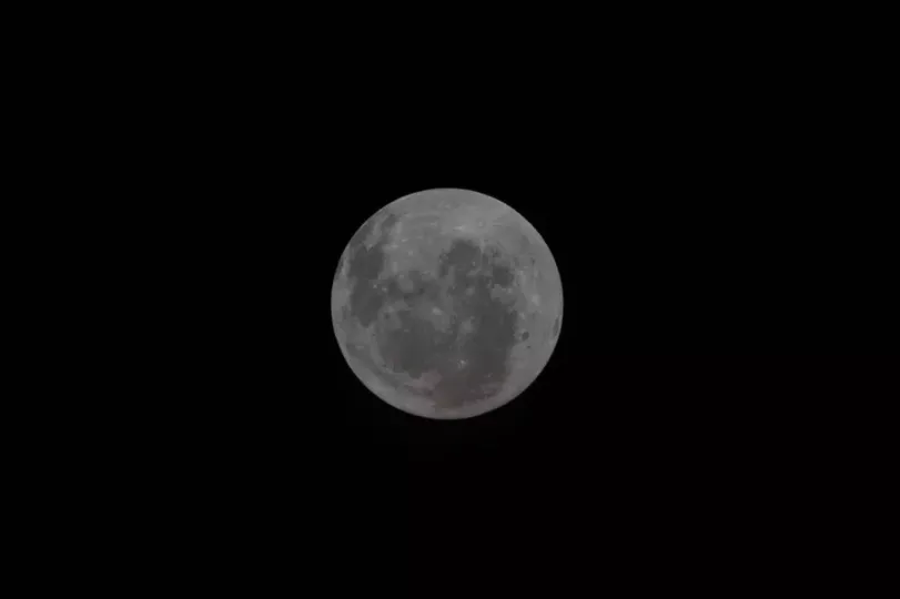Vista de la cara oculta y la cuenca Oriental de la Luna en posición invertida, fotografiada desde la nave Orión.