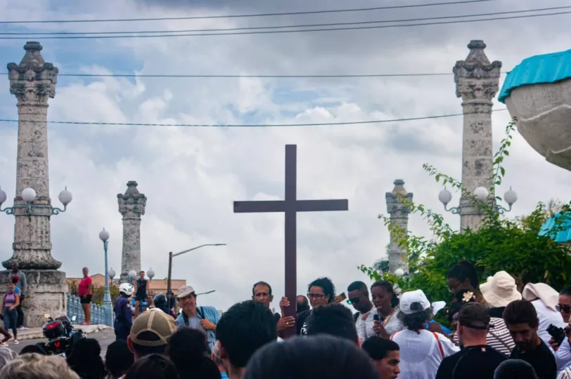 Grupo de fieles cristianos participando en la procesión del Viacrucis en las calles de Cuba.