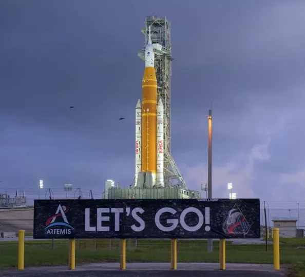 Cohete del Sistema de Lanzamiento Espacial (SLS) y la nave espacial Orion de la misión Artemis II en la plataforma de lanzamiento en Cabo Cañaveral.