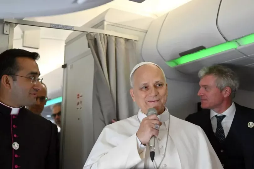 El papa durante sus declaraciones a los medios de comunicación a bordo del avión papal.