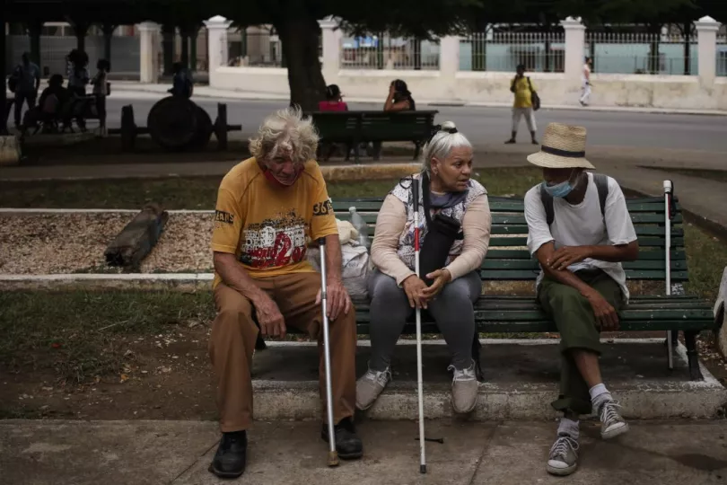 Fachada de un hogar de ancianos en Cuba.