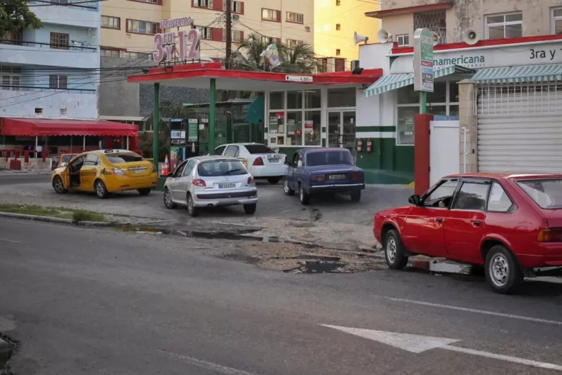 Imagen de camiones distribuyendo combustible en Cuba.