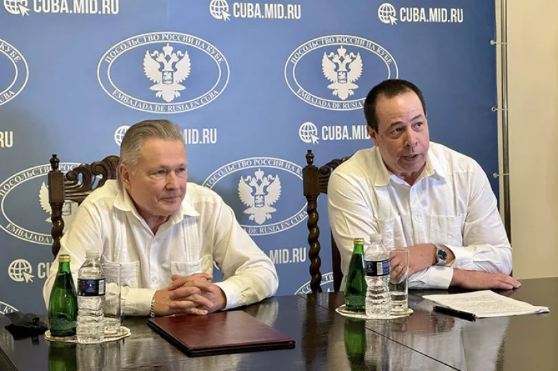 Imagen de la entrega de medicamentos entre representantes de Rusia y Cuba.
