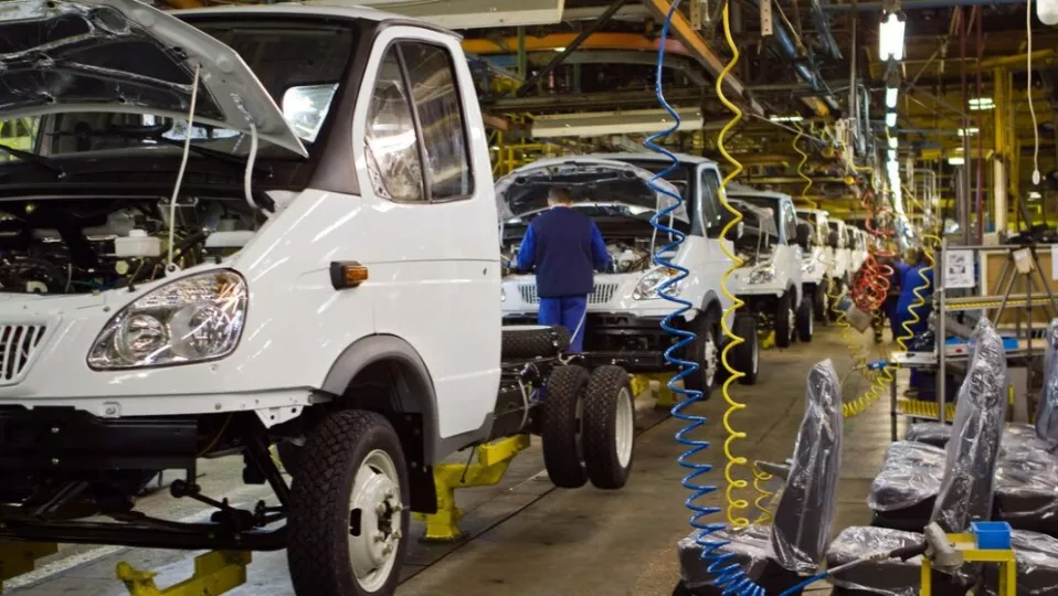 Vehículos rusos estacionados, representando la cooperación económica y el reinicio del ensamblaje automotriz en Cuba.