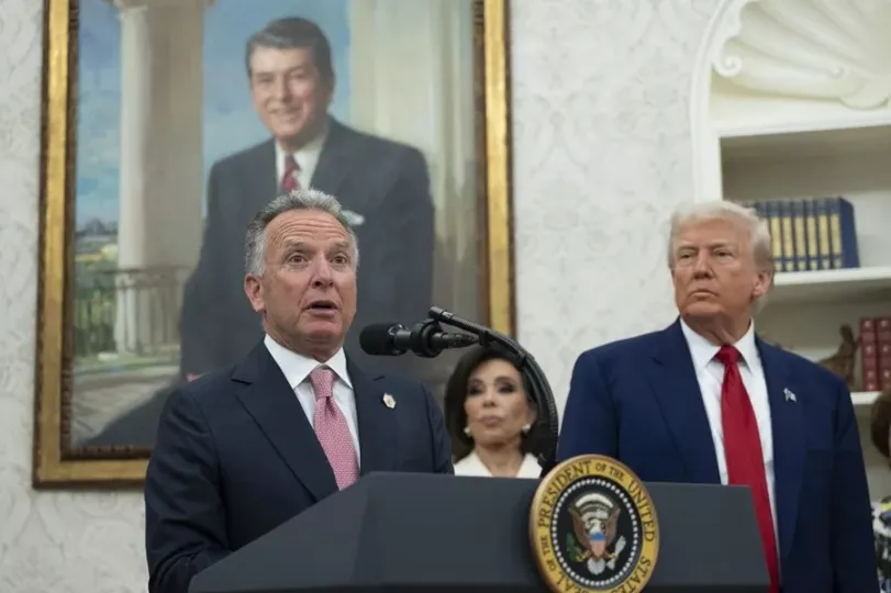 Donald Trump anunciando la cancelación de un viaje
