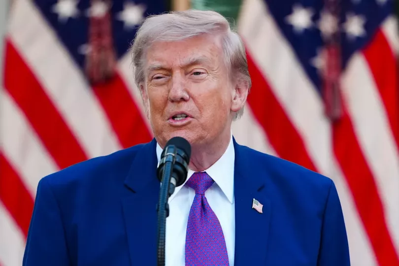 Donald Trump hablando en una conferencia de prensa.