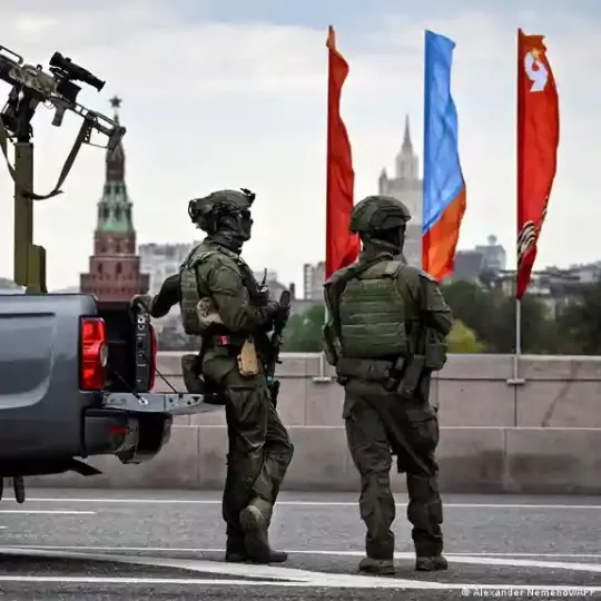 Agentes del Servicio Federal de Guardia de Rusia (FSO) patrullan el centro de Moscú frente al Kremlin, pocos días antes del desfile militar del Día de la Victoria, que se celebrará en la Plaza Roja el 9 de mayo. (05.05.2026)