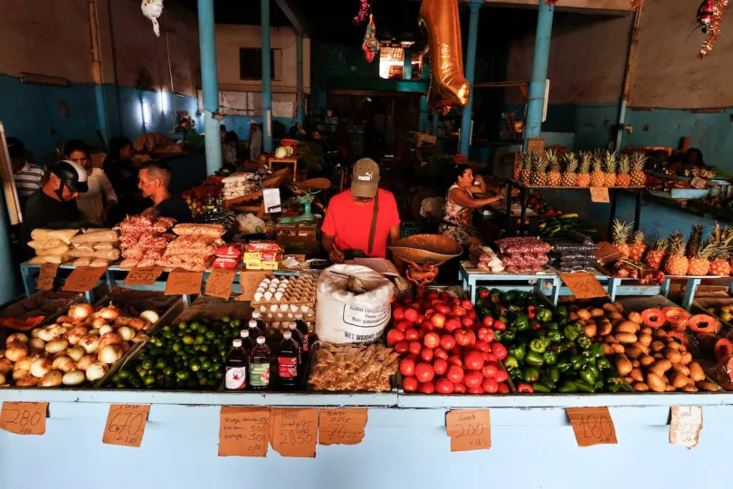 Clientes comprando alimentos en un mercado en La Habana (Cuba) durante un apagón eléctrico a principios de marzo.