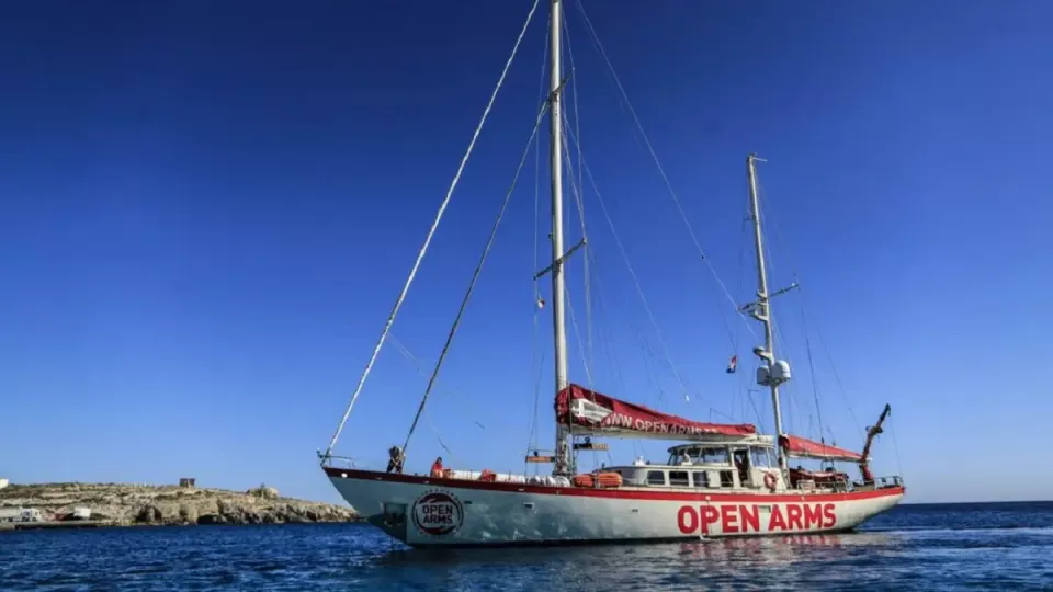 El barco humanitario tiene como objetivos, además de promover la autosuficiencia energética del hospital pediátrico de La Habana, “denunciar el bloqueo económico, comercial y financiero impuesto contra Cuba”. 