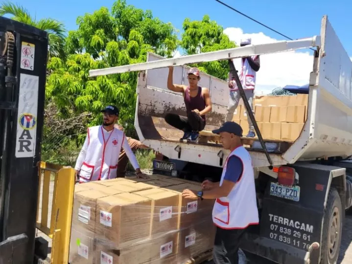 Personal de Cáritas en Santiago de Cuba distribuye ayuda de EE.UU.