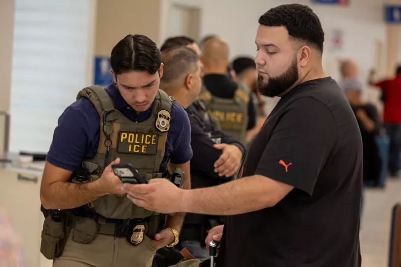 El Gobierno de Donald Trump propone elevar la multa a migrantes deportables con orden de expulsión en ausencia a USD 18.000