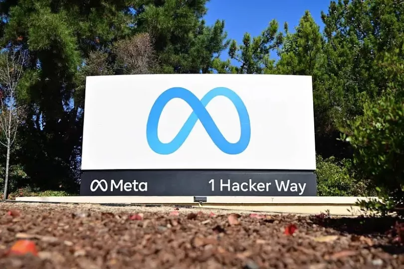 Logotipo corporativo de Meta en la sede de California