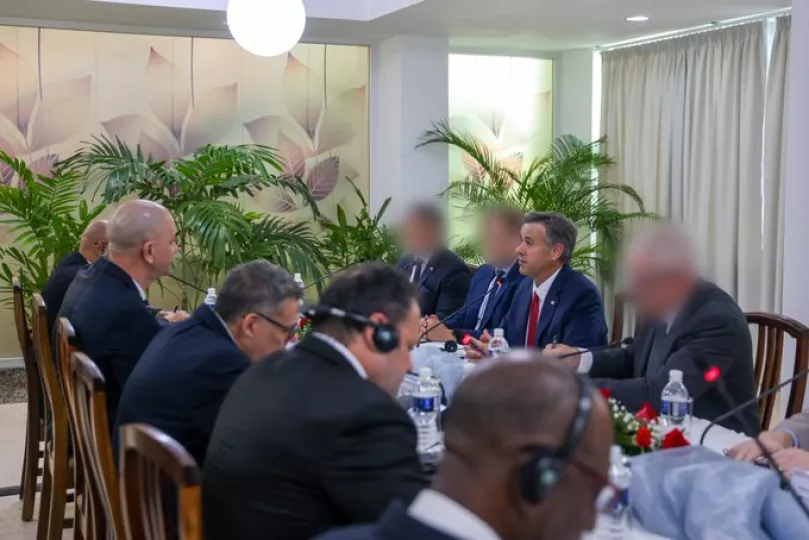 Fotografía de la reunión del director de la CIA, John Ratcliffe, con funcionarios cubanos en La Habana.