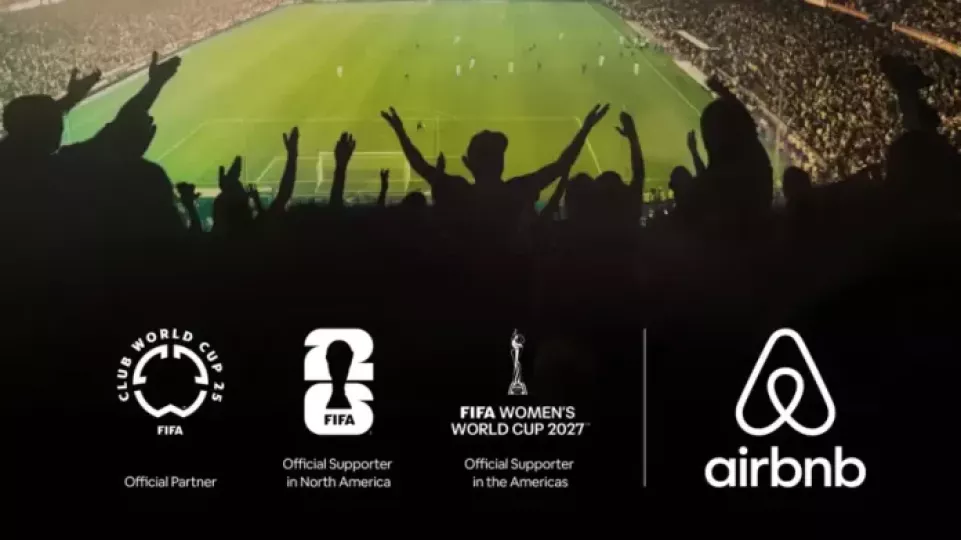 Logotipo de Airbnb junto a elementos gráficos alusivos a la Copa Mundial de la FIFA 2026.