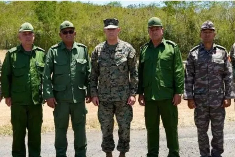 Reunión entre el General Francis L. Donovan del Comando Sur de EE. UU. y el General de Cuerpo de Ejército Roberto Legrá Sotolongo de las FAR en La Habana.