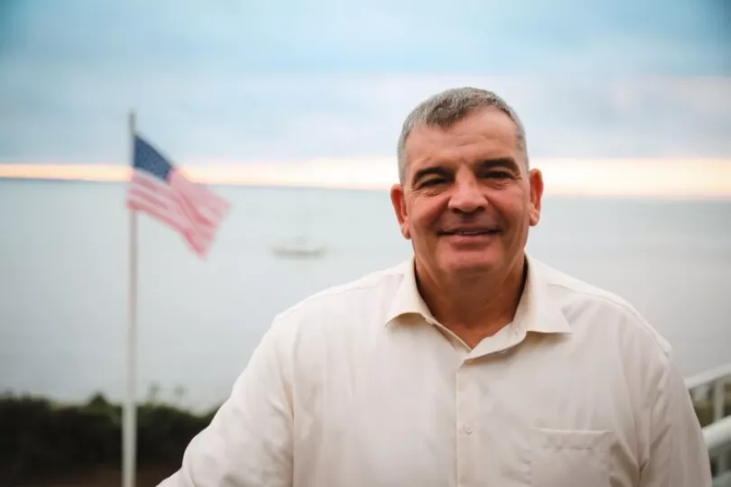 El empresario y candidato republicano Vic Mellor posando en una fotografía tomada de su cuenta de Facebook.
