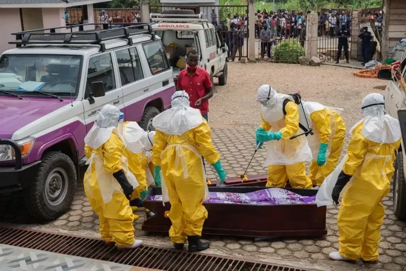 Personal sanitario con equipo de protección frente al brote de ébola en la República Democrática del Congo.