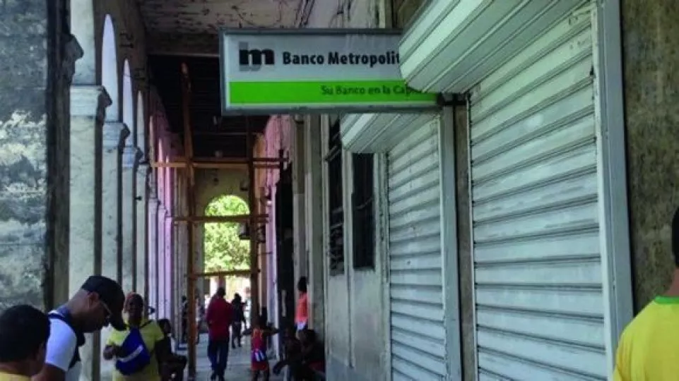 Fachada de una sucursal del Banco Metropolitano en La Habana.