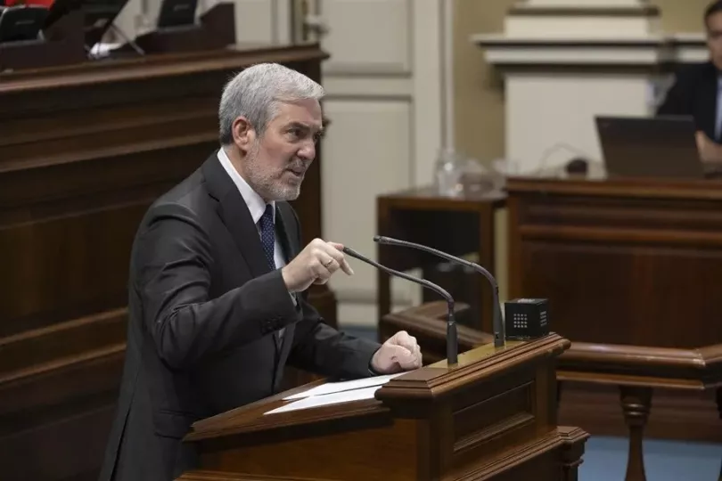 Imagen del presidente de Canarias, Fernando Clavijo, durante su comparecencia en el Parlamento.