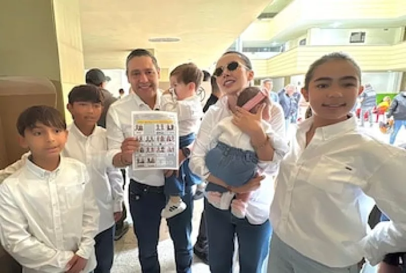 Ciudadanos colombianos participando en la jornada electoral de 2026.