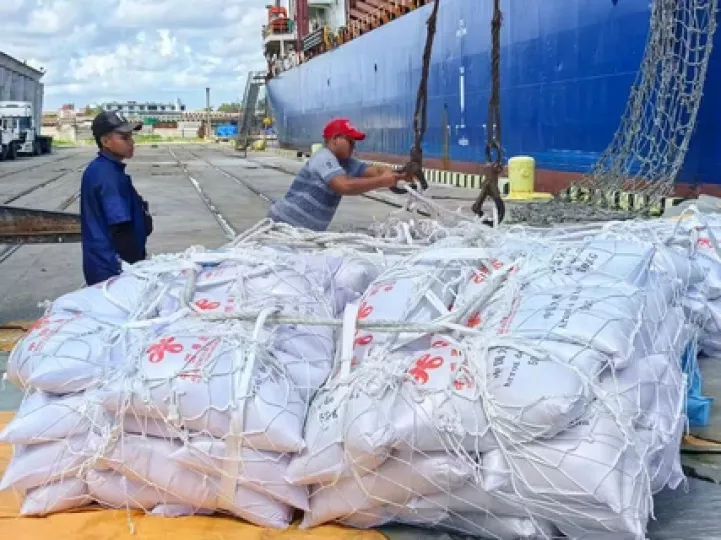 Funcionarios cubanos y chinos durante la ceremonia de recepción del primer cargamento de arroz donado en el puerto de La Habana.