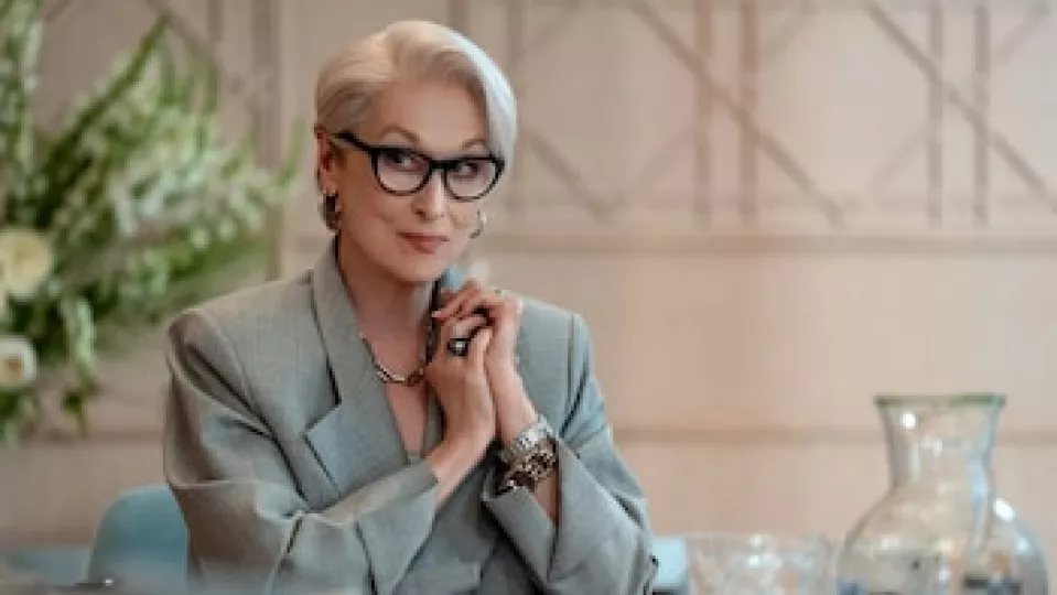 Meryl Streep luciendo un traje de diseñador, posiblemente en el contexto de 'El diablo viste a la moda 2'.