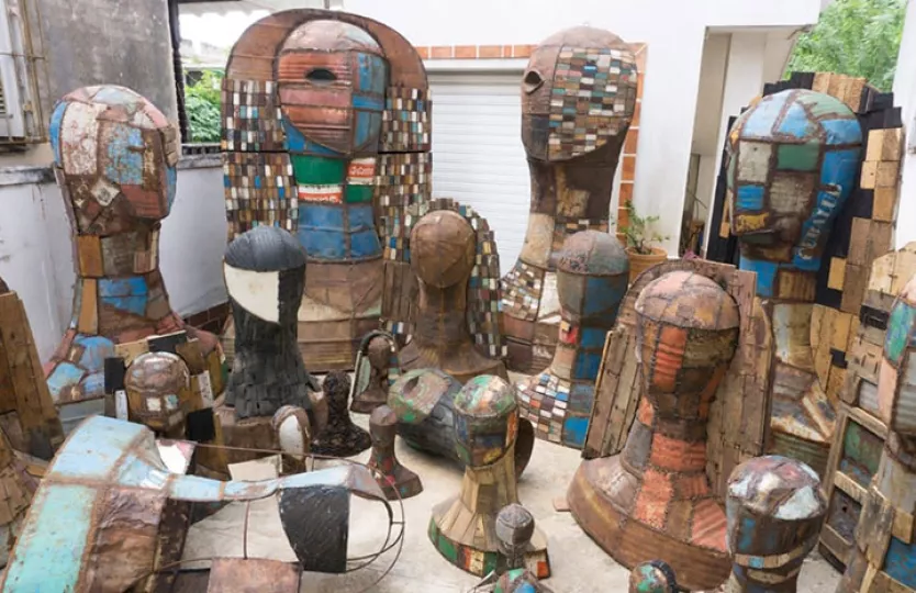 Imagen de la instalación 'Hombres Libres' de Roberto Diago.