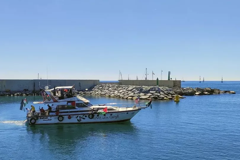 Barcos de la flotilla humanitaria en el mar.
