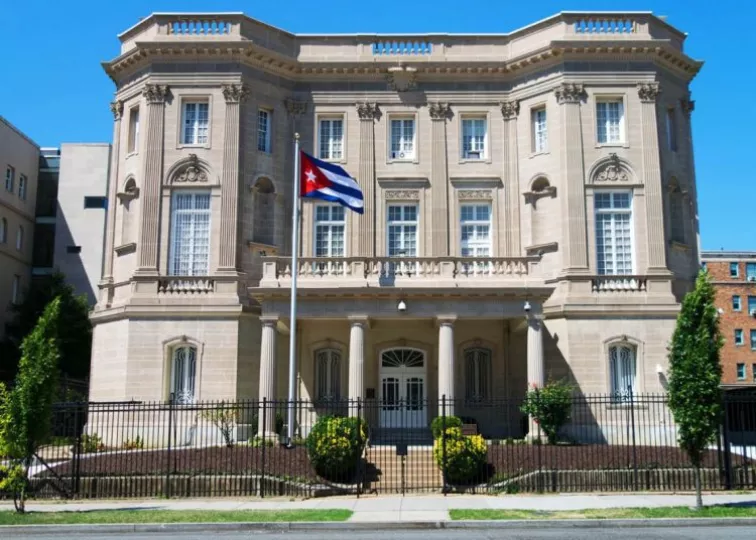 Fachada de la Embajada de Cuba en Washington, Estados Unidos.